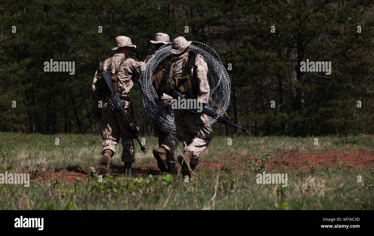 Marines mit Firma C, Flotte Anti-Terror-Sicherheitsteam, Marine Corps Security Force Regiment, richten Sie defensive Perimeter im Rahmen eines einwöchigen Trainings vom 17. bis 21. April 2017 im Marine Corps Base Quantico, Virginia. Während der Übung schließen Marines ausgebildet in Standortsicherheit, des Viertels Kampf- und unbekannte Entfernung schießen in Vorbereitung auf eine baldige Entsendung nach Europa. Zweck und Aufgabe der besteht schnell darin, befristete Auslandseinsätze Bekämpfung des Terrorismus und Sicherheitskräfte zur Unterstützung der angegebenen Komponente und geographische Kampfkommandanten Schutz der lebenswichtigen na Stockfoto