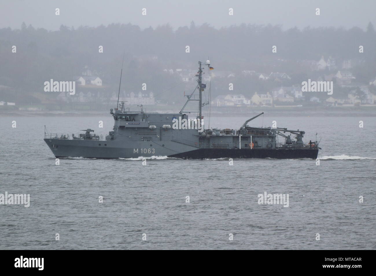 FGS Bad Bevensen (M1063), ein Frankenthal-Klasse minehunter durch die Deutsche Marine betrieben, vorbei an Gourock zu Beginn der Übung gemeinsame Krieger 18-1. Stockfoto