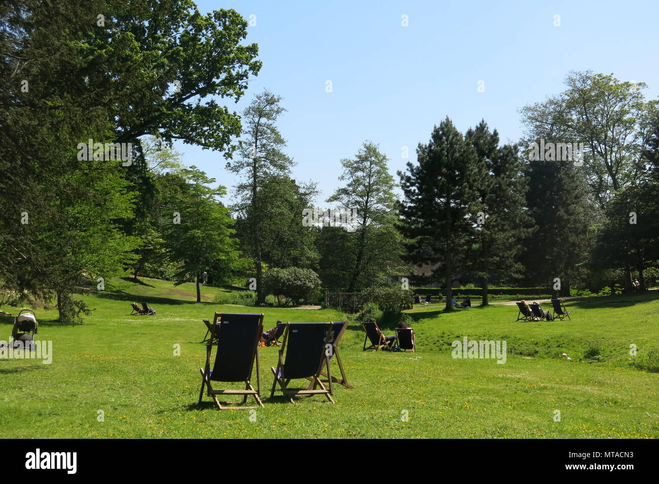 Ein Blick auf Liegestühlen auf dem Rasen im Vergnügungspark in Ightham Mote, der National Trust property in Kent; eine typisch englischen Landschaft. Stockfoto