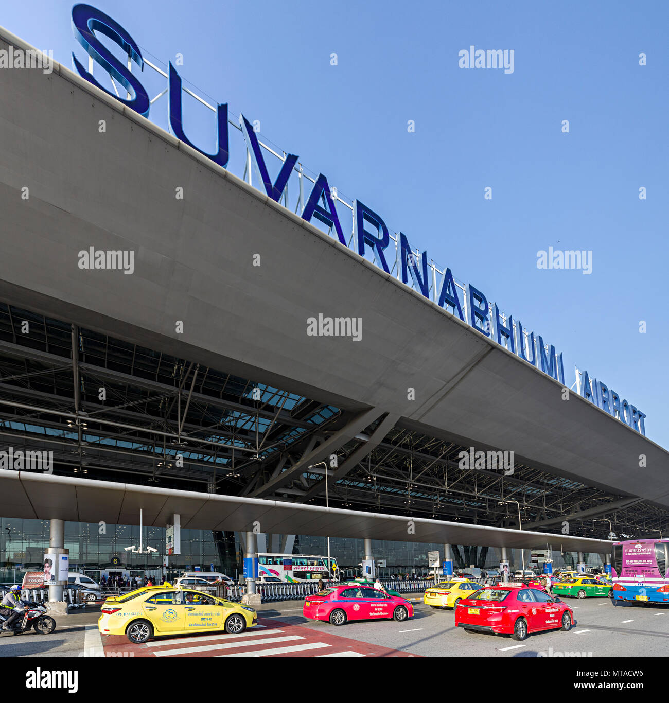 Verkehr außerhalb Suvarnabhumi Airport, Bangkok, Thailand Stockfoto