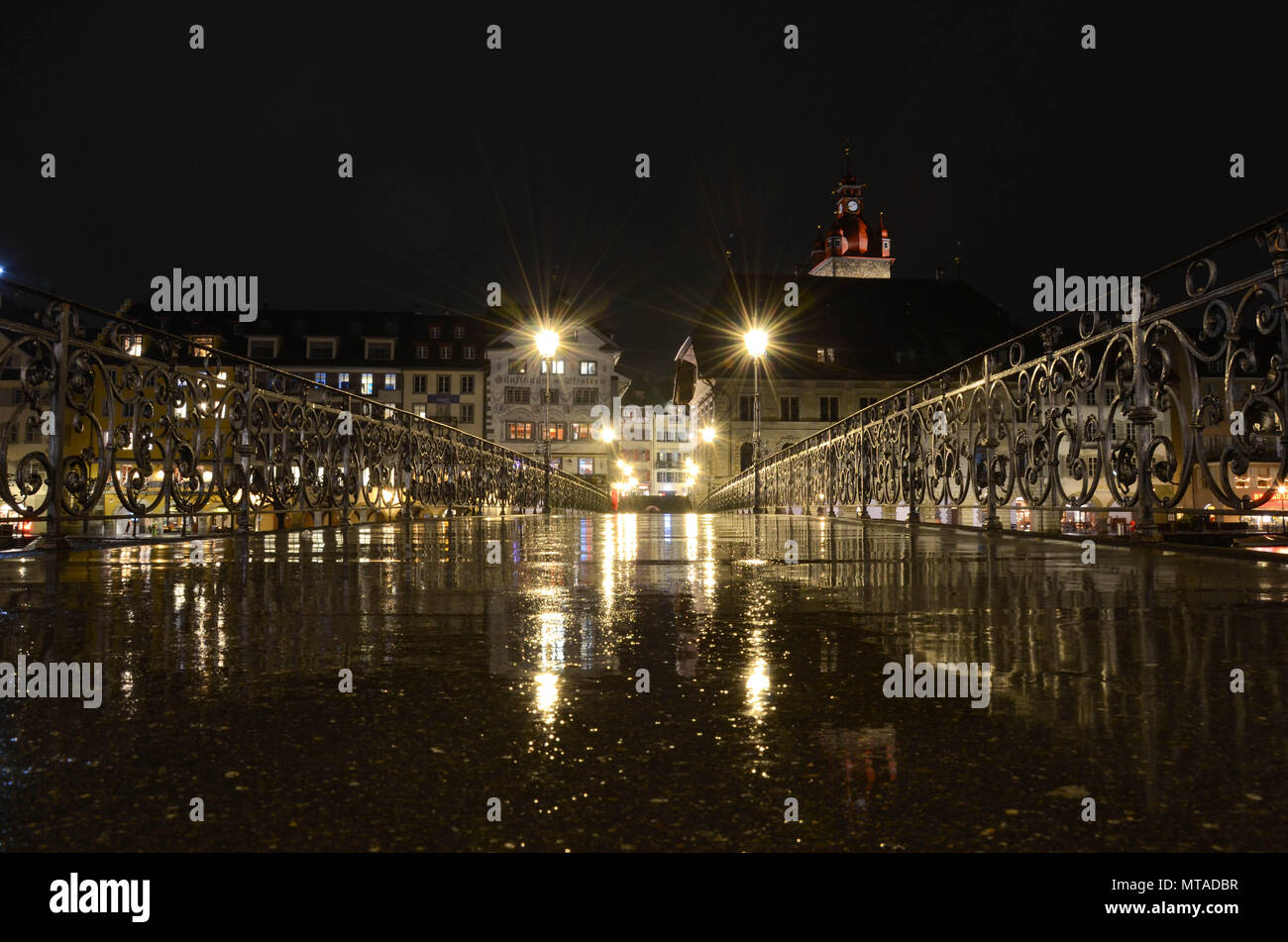 Rathaussteg Bridge bei Nacht, überspannt den Fluss Reuss (Rüüss), Luzern (Luzern), Schweiz, Januar 2018 Stockfoto