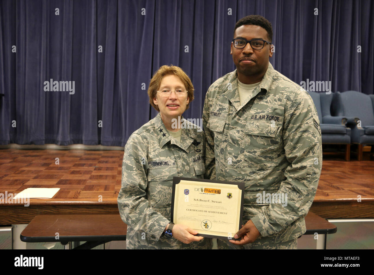 Generalmajor Carol Timmons stellt eine Bescheinigung über die Leistung älterer Flieger Brent Stewart für seine erfolgreichen Abschluss des Delaware Leadership Academy am Donnerstag, 20. April 2017. Stockfoto
