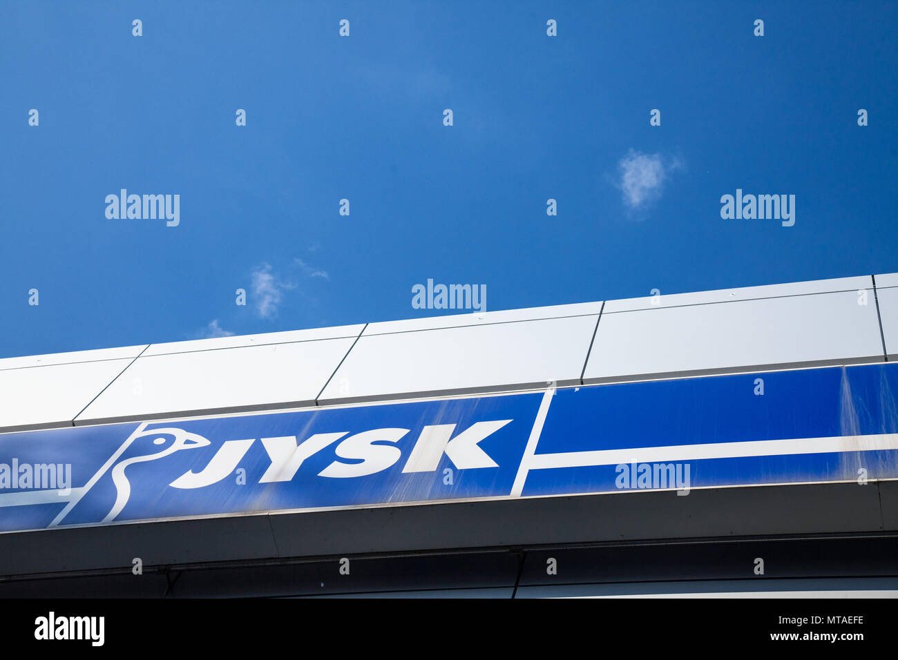 INDJIJA, Serbien - 20. MAI 2018: jysk-Logo auf Ihren lokalen Shop in Indjija. Jysk ist ein dänischer Einzelhandelskette, Verkauf von Haushaltswaren Bild eines Jysk Si Stockfoto