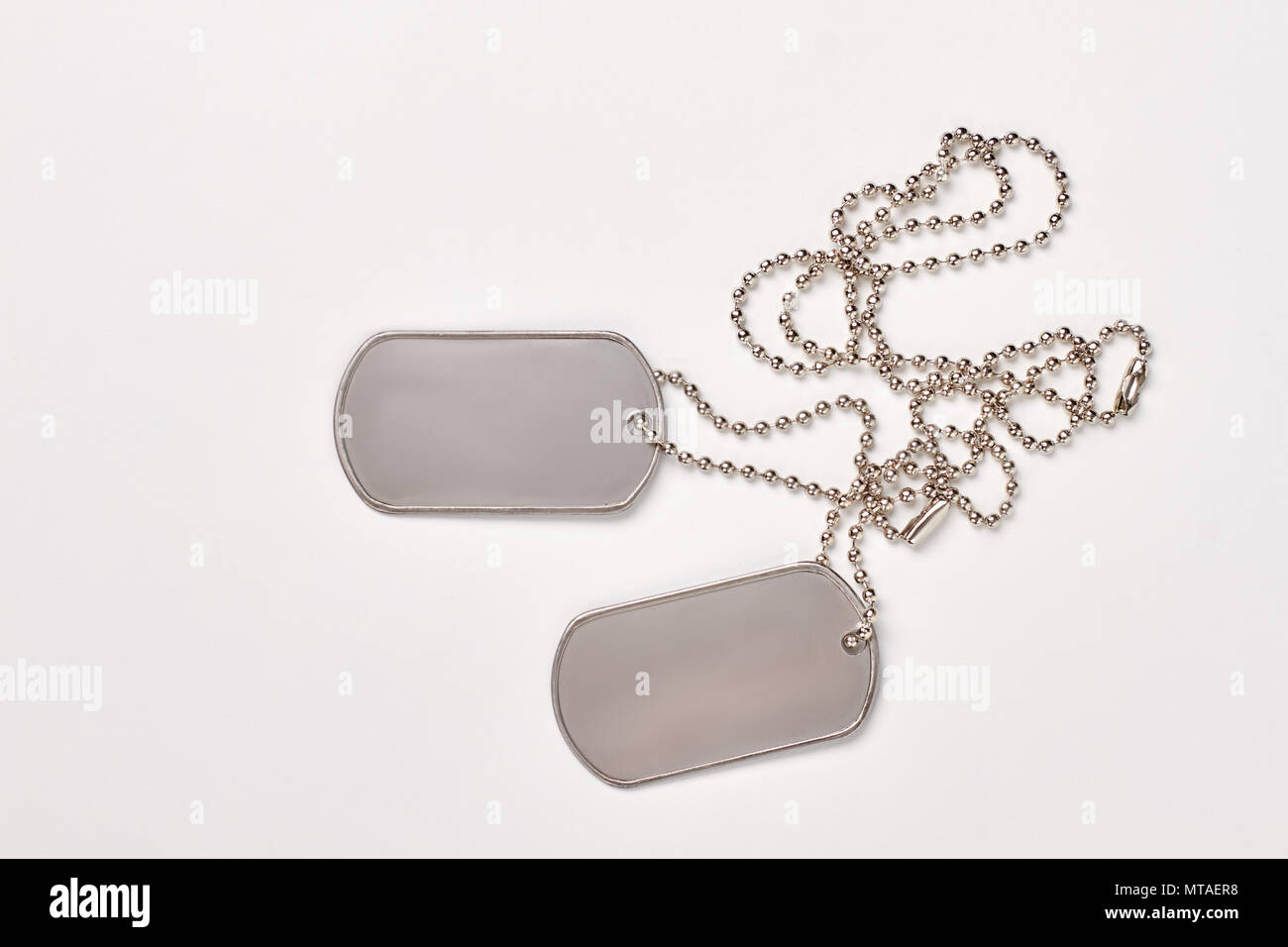 Militärische Dog Tags auf weißem Hintergrund. Leere Armee Erkennungsmarke mit Copyspace. Stockfoto