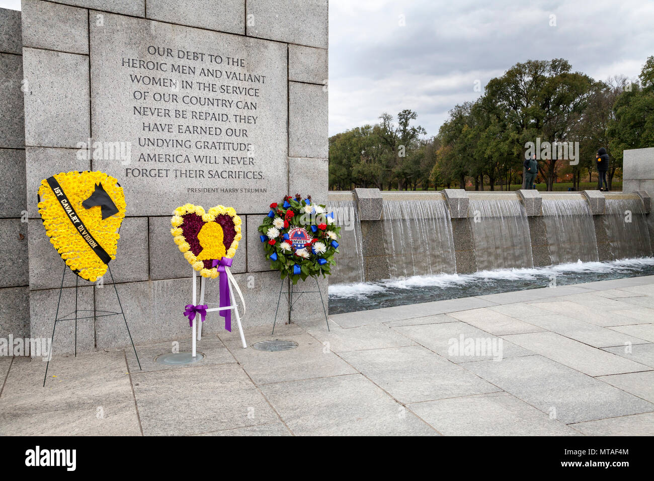 Memorial Day Blumenkranz am Washington Monument, Washington DC, USA Stockfoto