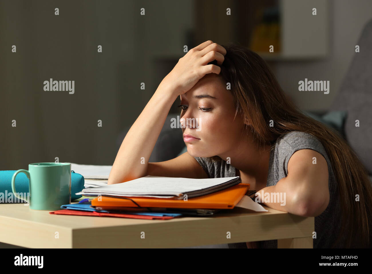 Müde Schüler versuchen, in der Nacht zu Hause zu studieren Stockfoto