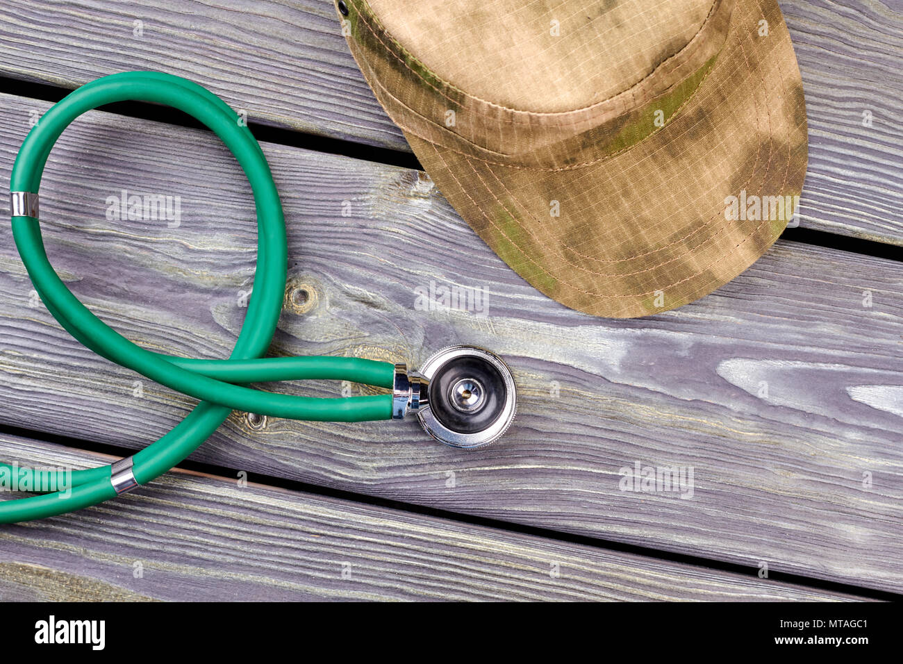 Military khaki Hut Kappe und Stethoskop. Nahaufnahme, Ansicht von oben, flach. Stockfoto