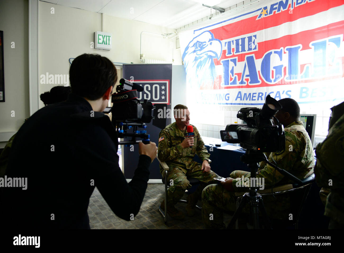 Sgt. Maj. der Armee Daniel A. Dailey visits 3. gepanzerte Brigade Combat Team, 4 Infanterie Division Soldaten in Grafenwöhr Training Area, Deutschland, April 21, 2017. Fast 1.200 Iron Brigade Soldaten beteiligen sich an der US-Armee Europa - Regie kombiniert Lösen VIII multinationale Übung in Grafenwöhr und Hohenfels Ausbildungsbereichen. Stockfoto