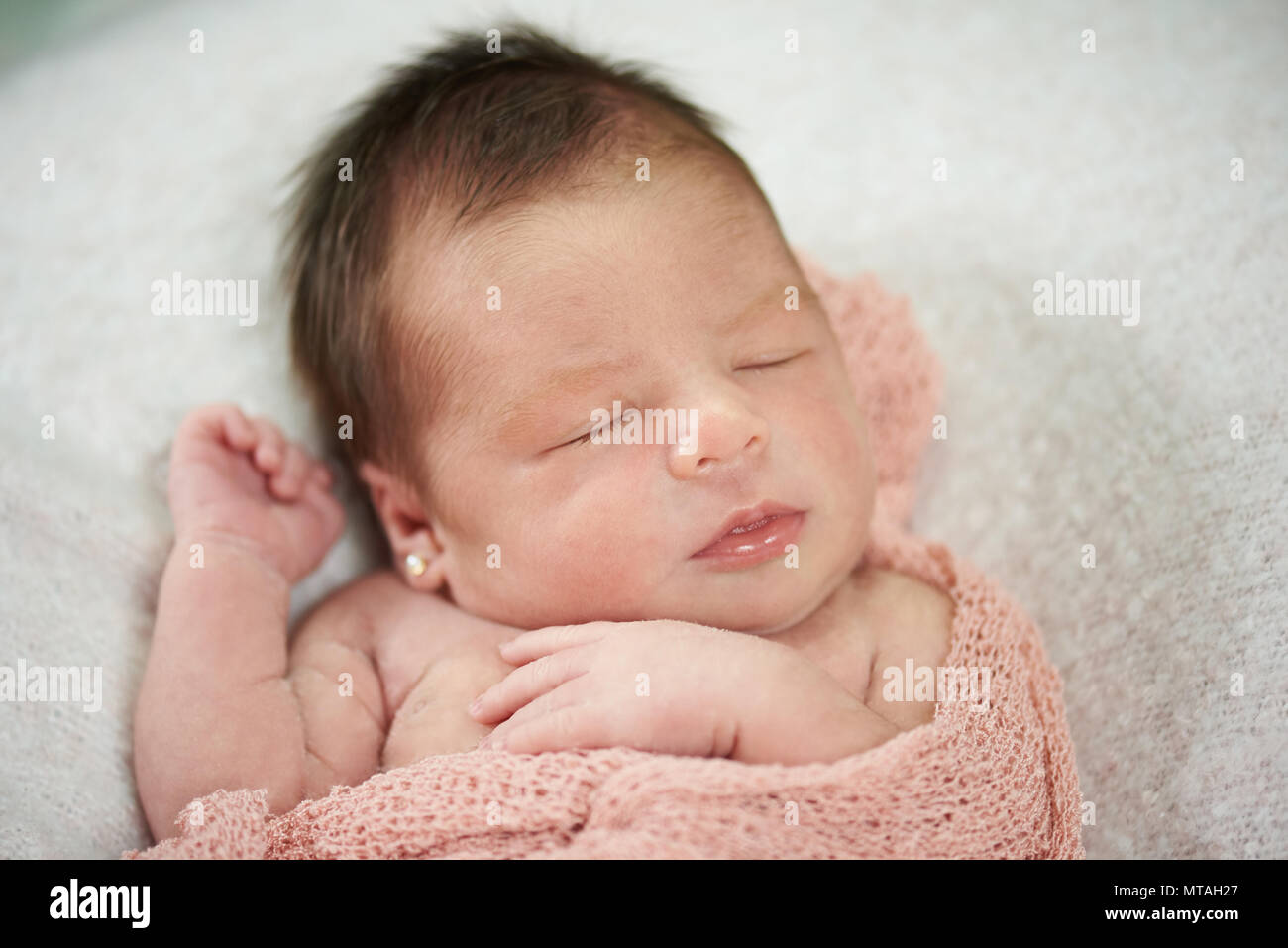 Portrait von niedlichen schlafenden Baby auf weichen cremigen Hintergrund Stockfoto