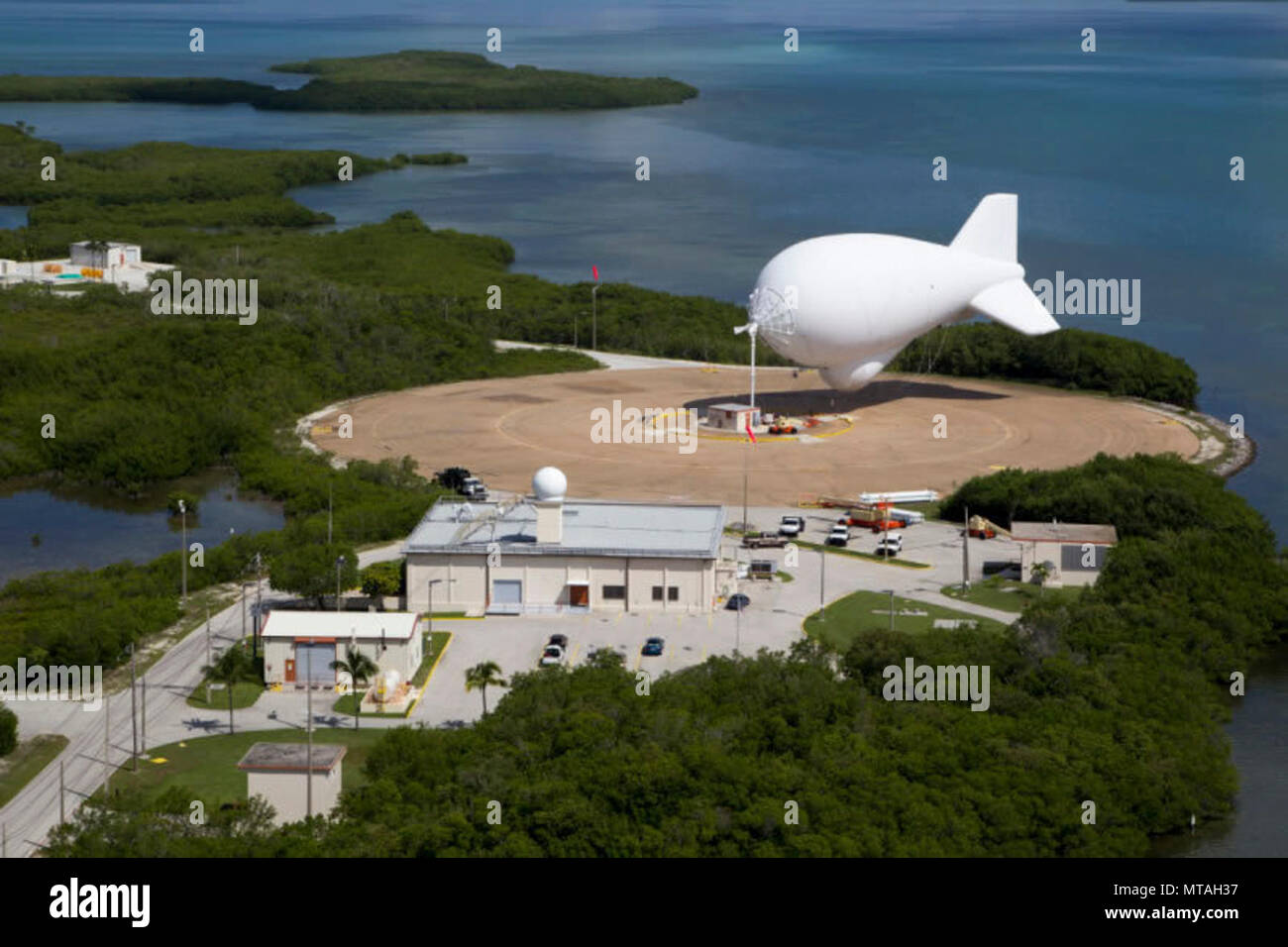 Die Modemfunktion Aerostat Radar System (TARS), auch bekannt als "Fat Albert", sitzt auf einer Plattform an Cudjoe Key Air Force Station in Florida, ca. 2014. Fat Albert ist bei der Bekämpfung des Drogenhandels Betrieb verwendet von der U.S. Border Patrol durchgeführt, die US-amerikanischen Zoll-, Heimatschutz und der US-Küstenwache. Stockfoto