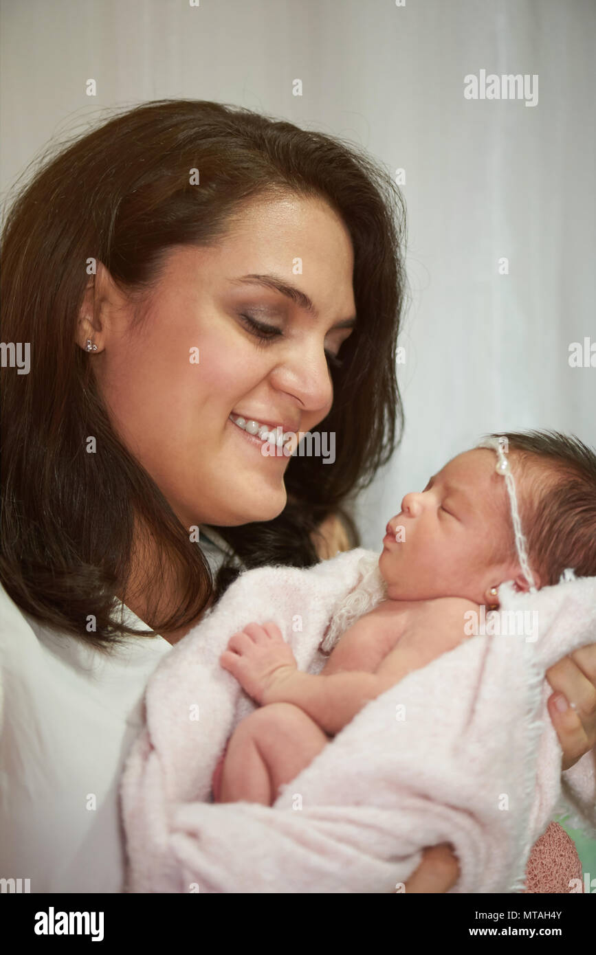 Lächelnde Mutter holding newborn baby portrait anzeigen Stockfoto