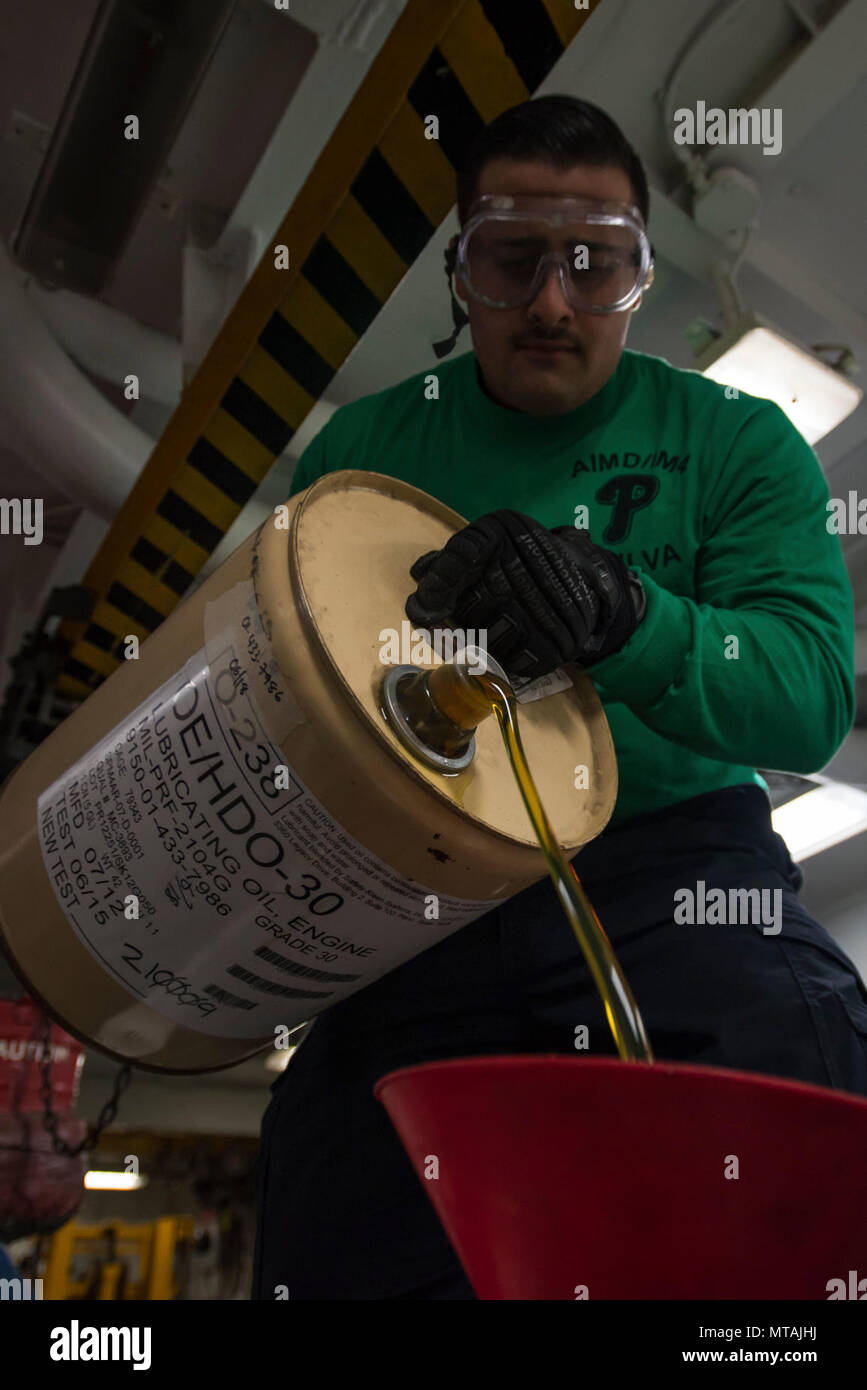Pazifik (21. April 2017) - Aviation Support Equipment Techniker 3. Klasse Vic Dasilva setzt Schmieröl in einem spotting Dolly in einem Flugzeug Intermediate Instandhaltungsabteilung Shop an Bord der Flugzeugträger USS Theodore Roosevelt (CVN 71). Theodore Roosevelt ist unterwegs durch eine maßgeschneiderte Schiff training Verfügbarkeit vor der Küste von Kalifornien. Stockfoto