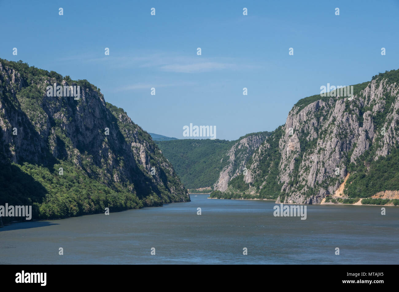 Donau Grenze Zwischen Rumanien Und Serbien Landschaft In Der Donau Schluchten Die Schmalste Stelle Der Schlucht Auf Der Donau Zwischen Serbien Und Rumanien Als Stockfotografie Alamy