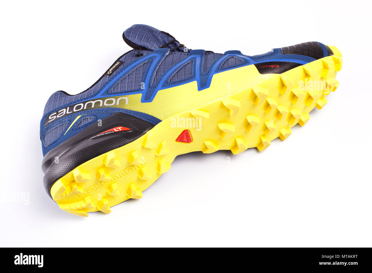 Kiew, Ukraine, 28. Oktober 2017 - Salomon Speedcross 4 GTX Sport Schuhe auf  weißem Hintergrund. Die Salomon Gruppe ist eine berühmte Sport Equipment  manufacturin Stockfotografie - Alamy