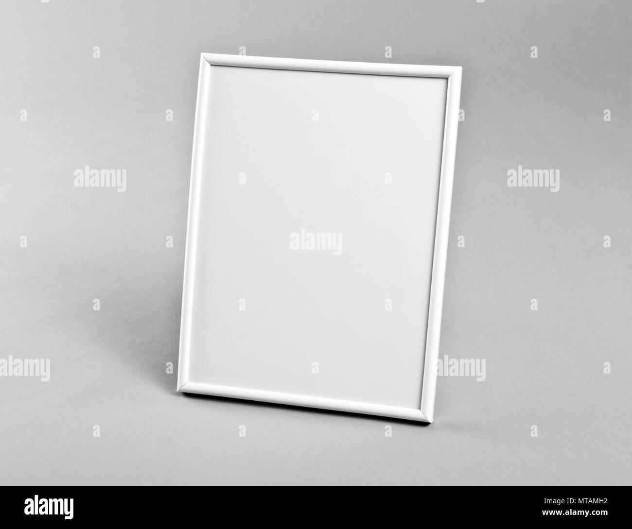 Weißer Rahmen für Gemälde oder Fotografien auf grauem Hintergrund Stockfoto