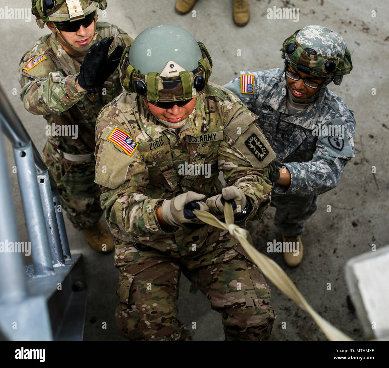 Us Army 1st Lieutenant Brian Zubia, 767 . Ordnance Company (EOD), 192Nd Bataillon (EOD), 52 Ordnance Gruppe (EOD), Steigt eine Wand an der Feuerwache 95, Yakima Yakima, Washington, April 24, 2017. Die vertikale Access Training ist so konzipiert, dass adaptive Führer in der Lösung der verschiedenen Bedrohungen in feindliche und freundliche Umgebungen zu schaffen. Stockfoto