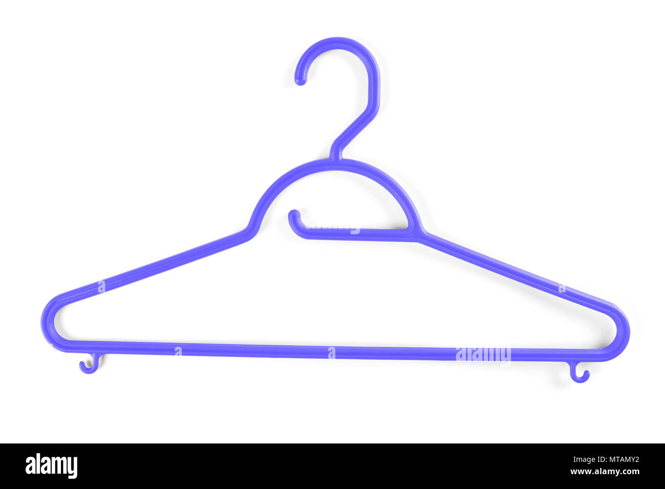 Lila Kleiderbügel für Kleidung auf weißem Hintergrund Stockfotografie -  Alamy