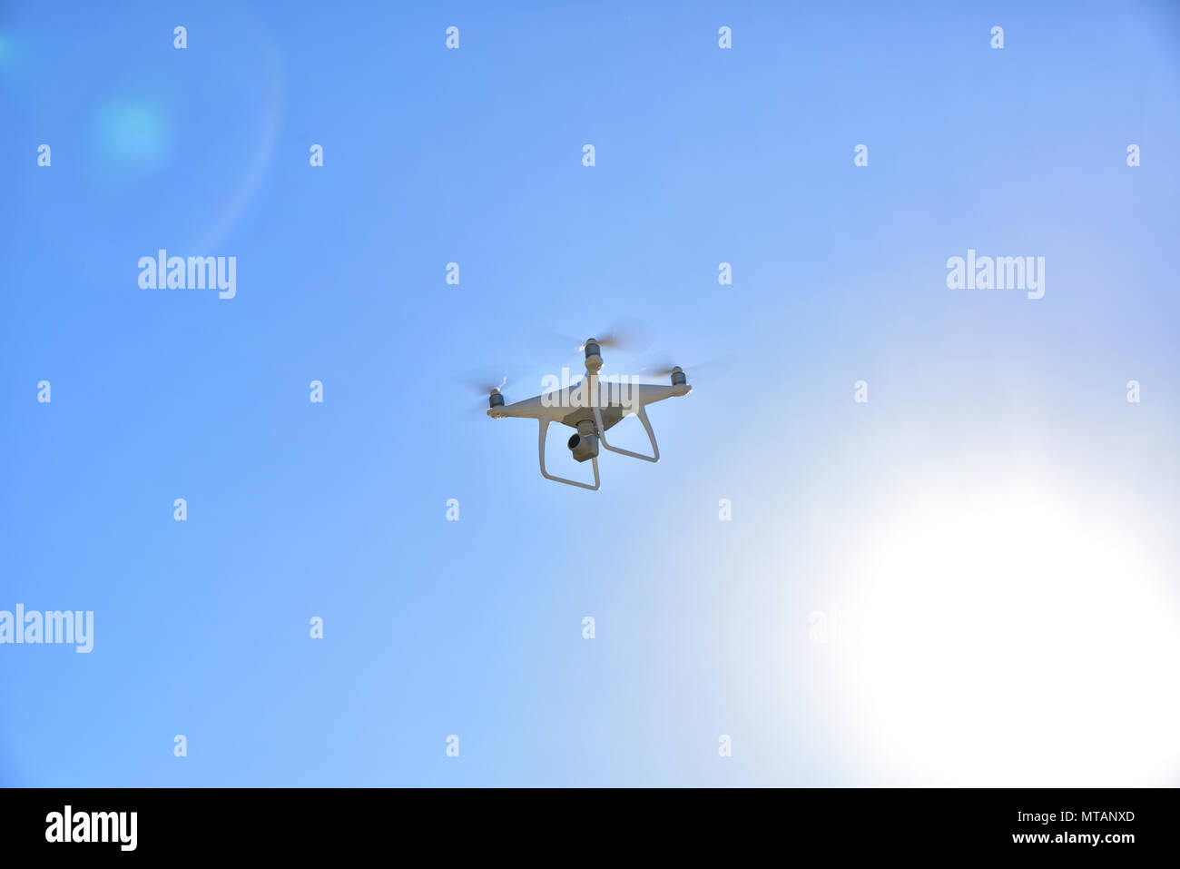 Professionelle drone mit Kamera für Foto- und Videoaufnahmen fliegen mit dem Himmel im Hintergrund Stockfoto