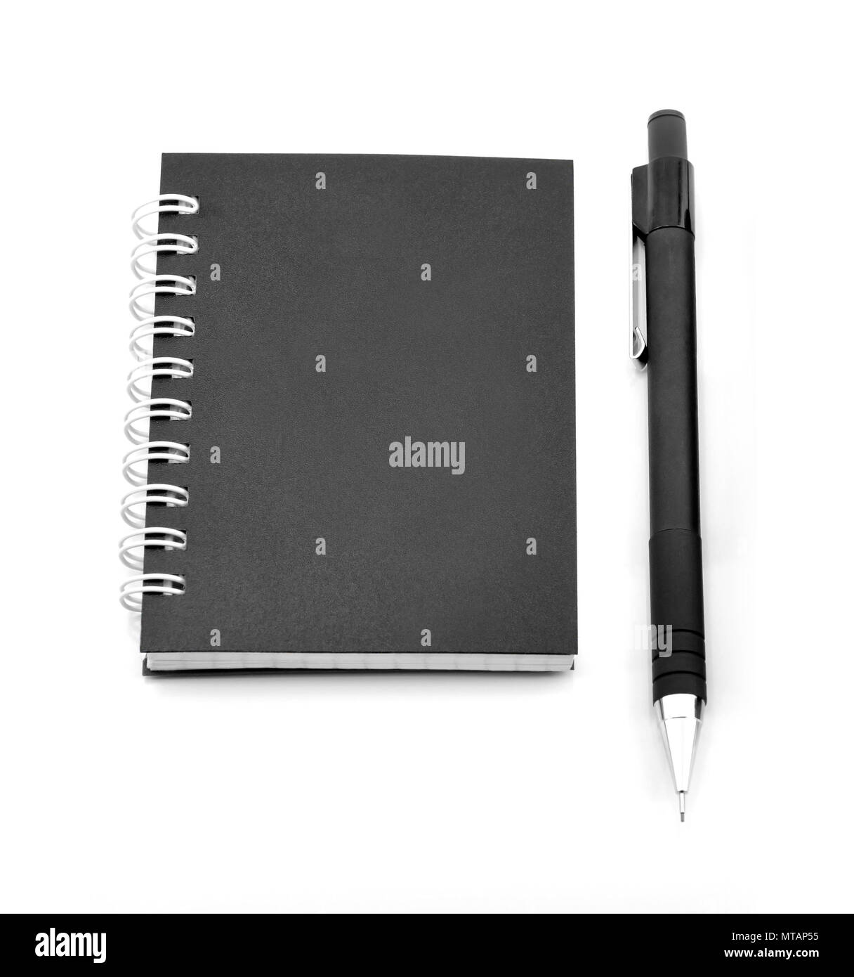 Schwarzes Notizbuch und Bleistift auf weißem Hintergrund Stockfoto