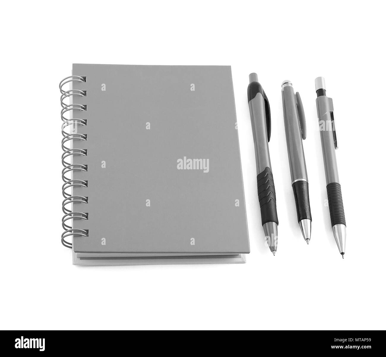 Close up geschlossen Deckel grau notebook Organizer mit Kugelschreiber und Bleistift auf weißem Hintergrund Stockfoto