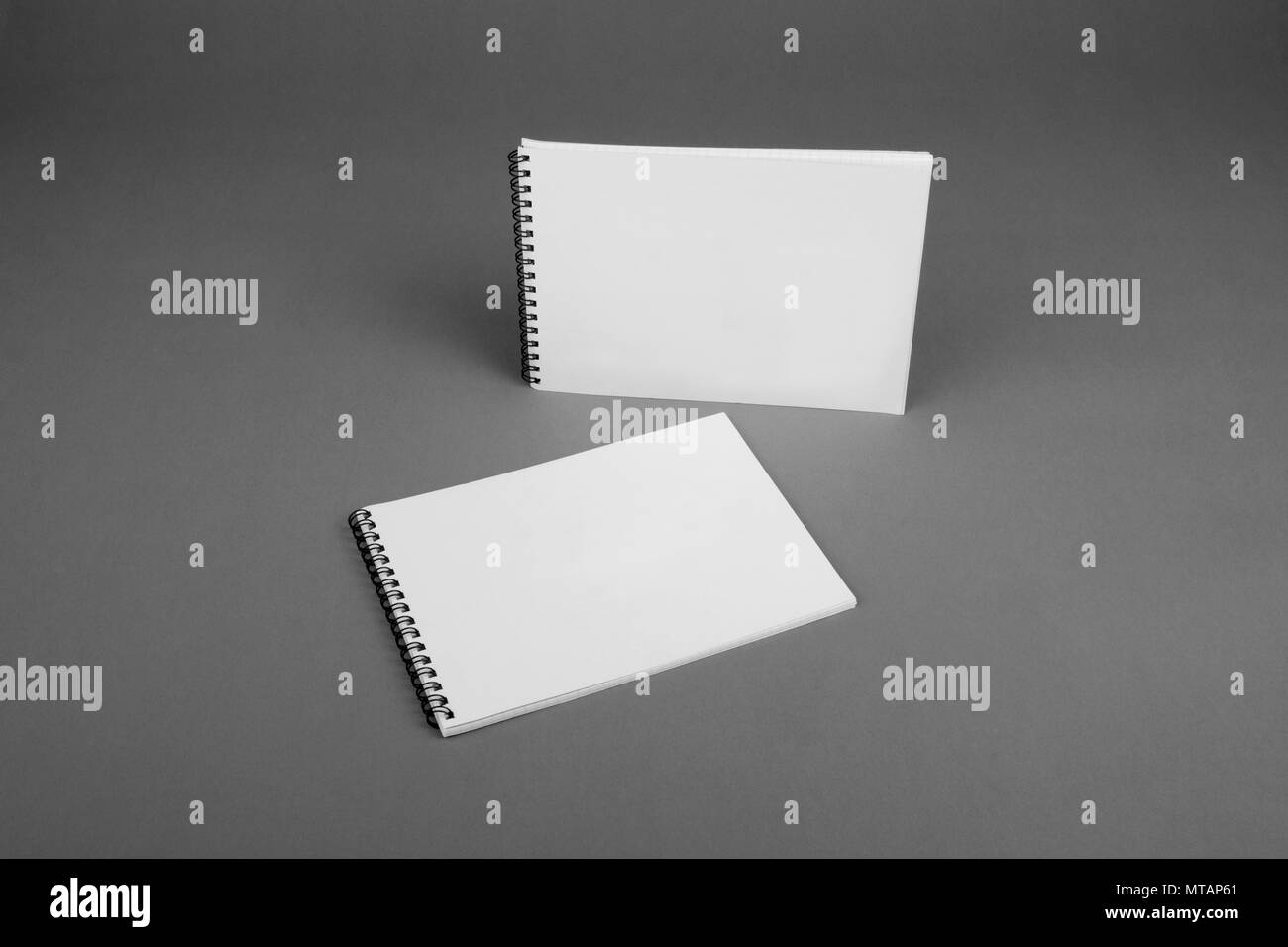 Leere Spirale notebook auf grauem Hintergrund. Für Ihr Design Template Stockfoto