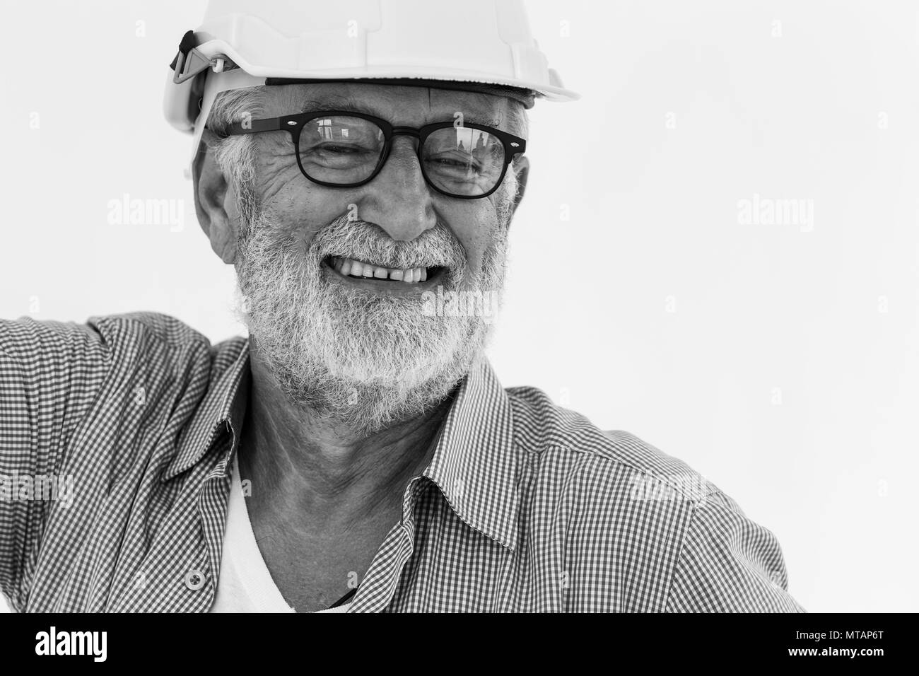 Amerikanische Bart Senior Engineer alter Mann Lächeln glücklichen Ruhestand Konzept Schwarz und Weiß mit Platz für Text. Stockfoto