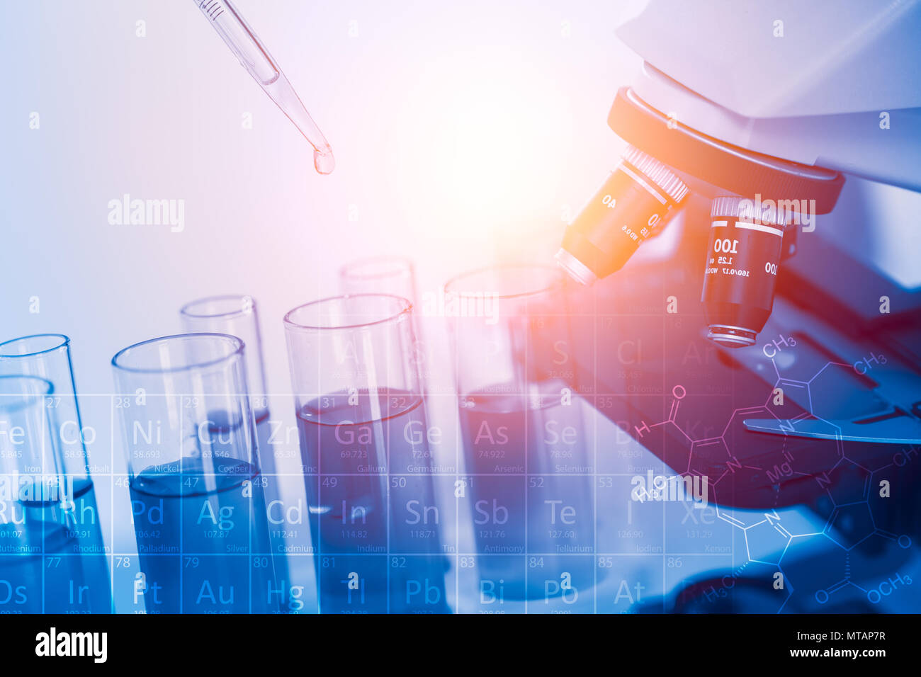 Wissenschaft in der chemischen Forschung Pipette drop Probenflüssigkeit in Reagenzglas und Mikroskop für Chemie Hintergrund. Stockfoto