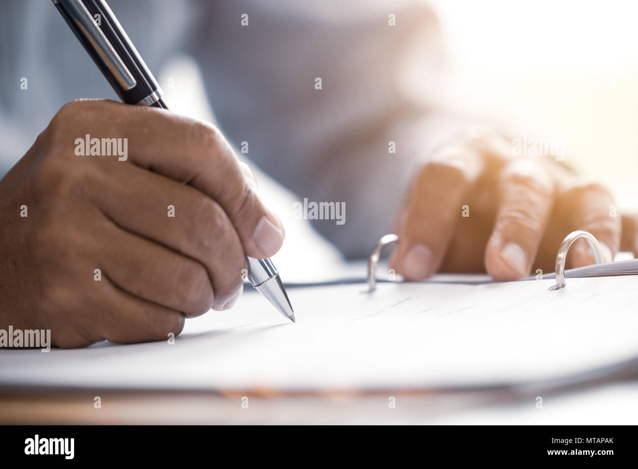 Closeup männliche leitende Hand schreiben unterzeichnen Vertrag Dokument Konzept Stockfoto