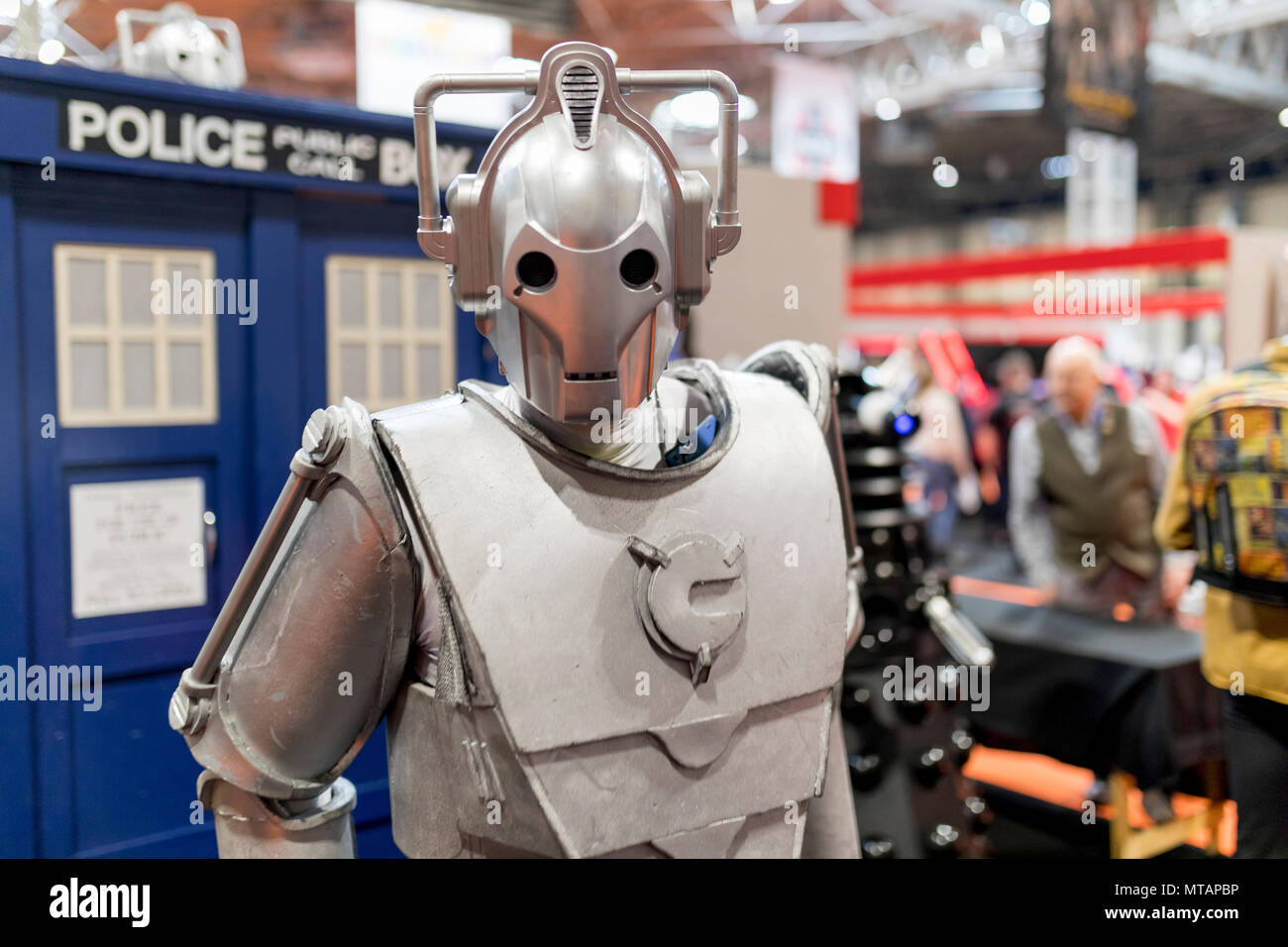 Birmingham, Großbritannien - 17 März, 2018. Ein cosplayer gekleidet wie Cybermen aus der TV-Serie Dr, die, bei einem Comic Con in Birmingham, Großbritannien Stockfoto