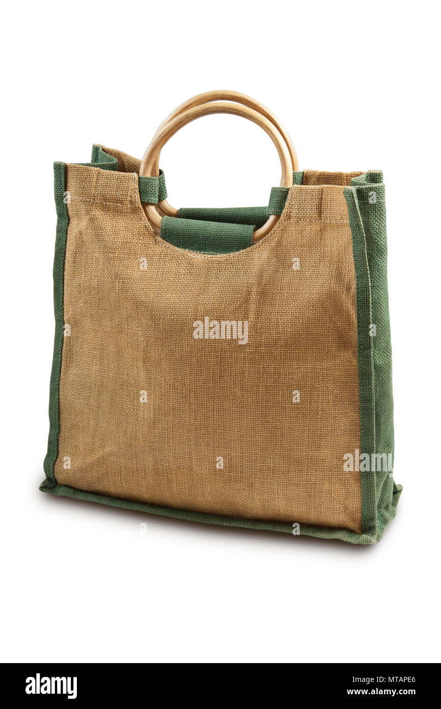 Eine recycelte Hessischen oder Jute Einkaufstasche mit Holzgriff auf Weiß  isoliert Stockfotografie - Alamy