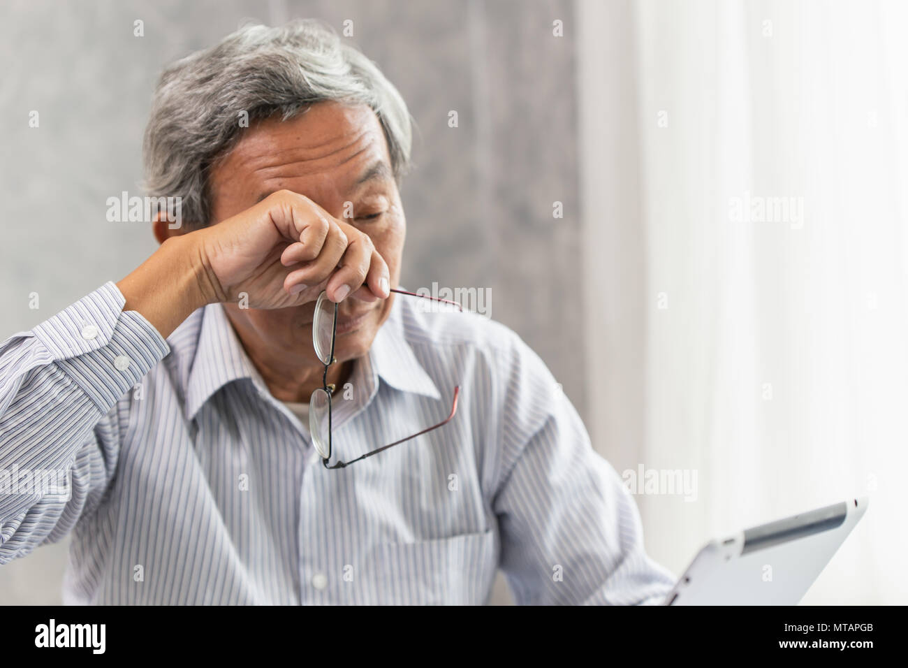Asiatische ältere Augenreizung problem Müdigkeit und von der harten Arbeit oder Computer Vision Syndrom müde Stockfoto