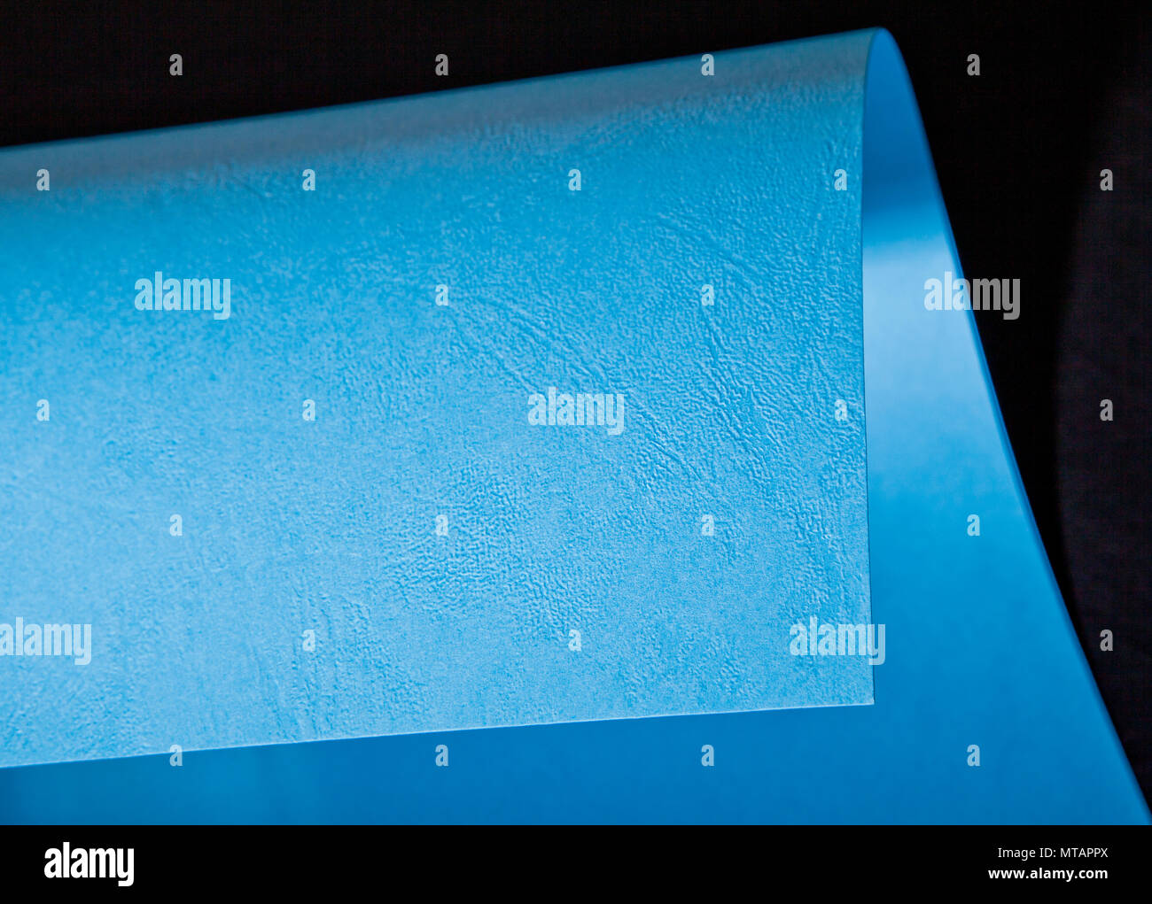Gewellte Ecke auf blauem Papier. Mock up. Close Up. Makroaufnahme Stockfoto