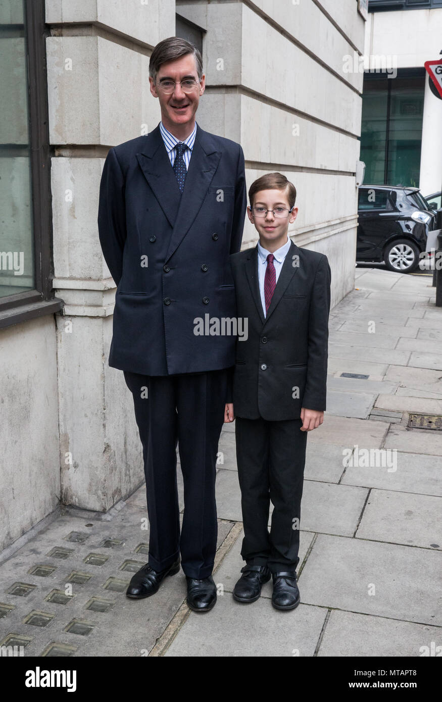 Jakob Rees-Mogg, MP für North Somerset bei den BBC Studios zu "Andrew Marr Show" mit seinem ältesten Sohn Peter Theodore Alphege Stockfoto