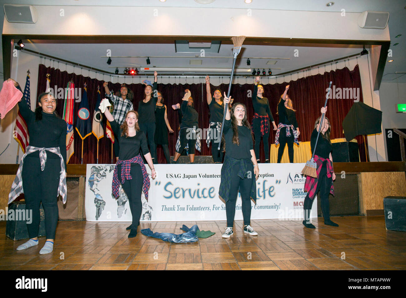 Camp Zama amerikanischen Middle und High school Chor der Masse während der Rezeption unterhalten vor der jährlichen freiwilligen Anerkennung Zeremonie am 21. April im Camp Zama Gemeinschaft Club. Stockfoto