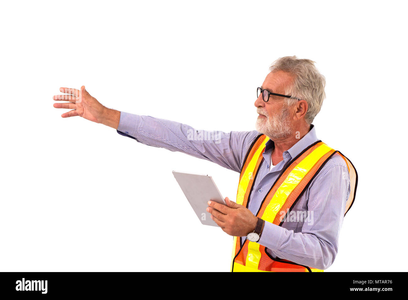 Ältere Arbeitnehmer alter Mann mit Tablet Technologie zur Präsentation Körperhaltung auf weißem Hintergrund. Stockfoto