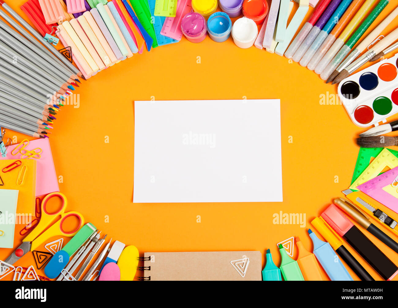 Schulbedarf Rahmen auf dem orangen Hintergrund Stockfoto