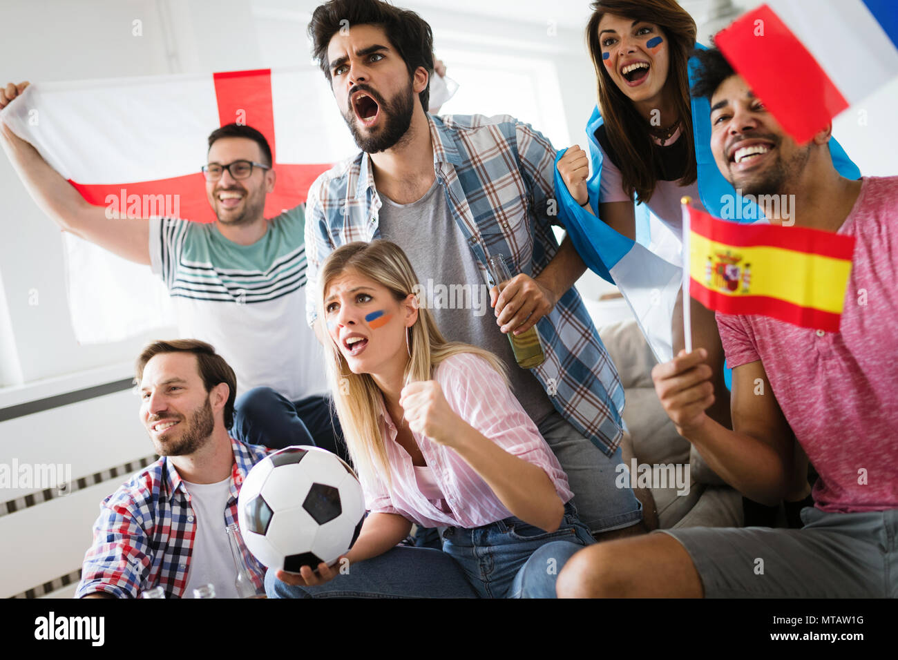 Freunde, Fußball Spiel zu Hause Stockfoto