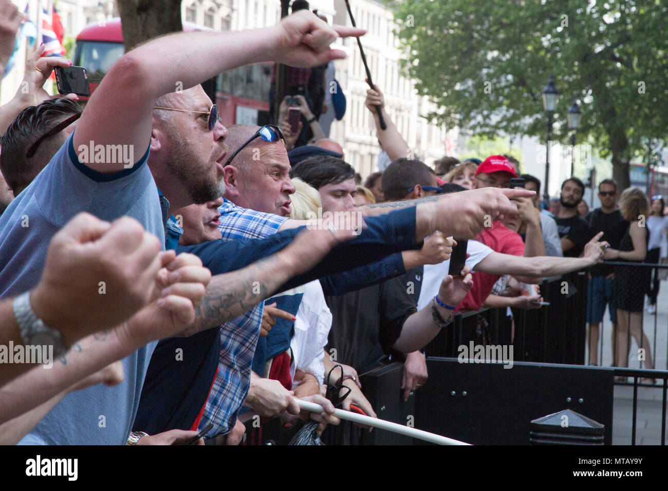 London UK 26 Mai 2018 Rechtsextreme fans Protest außerhalb der Downing Street anspruchsvolle Freigabe der Rechte Aktivist Tommy Robinson, die für b verhaftet wurde, Stockfoto