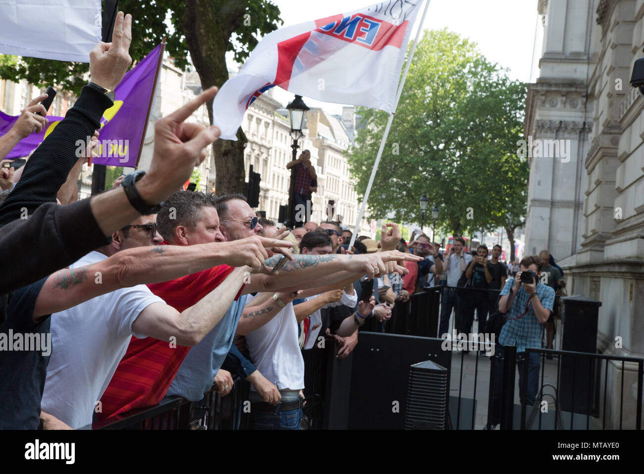 London UK 26 Mai 2018 Rechtsextreme fans Protest außerhalb der Downing Street anspruchsvolle Freigabe der Rechte Aktivist Tommy Robinson, die für b verhaftet wurde, Stockfoto