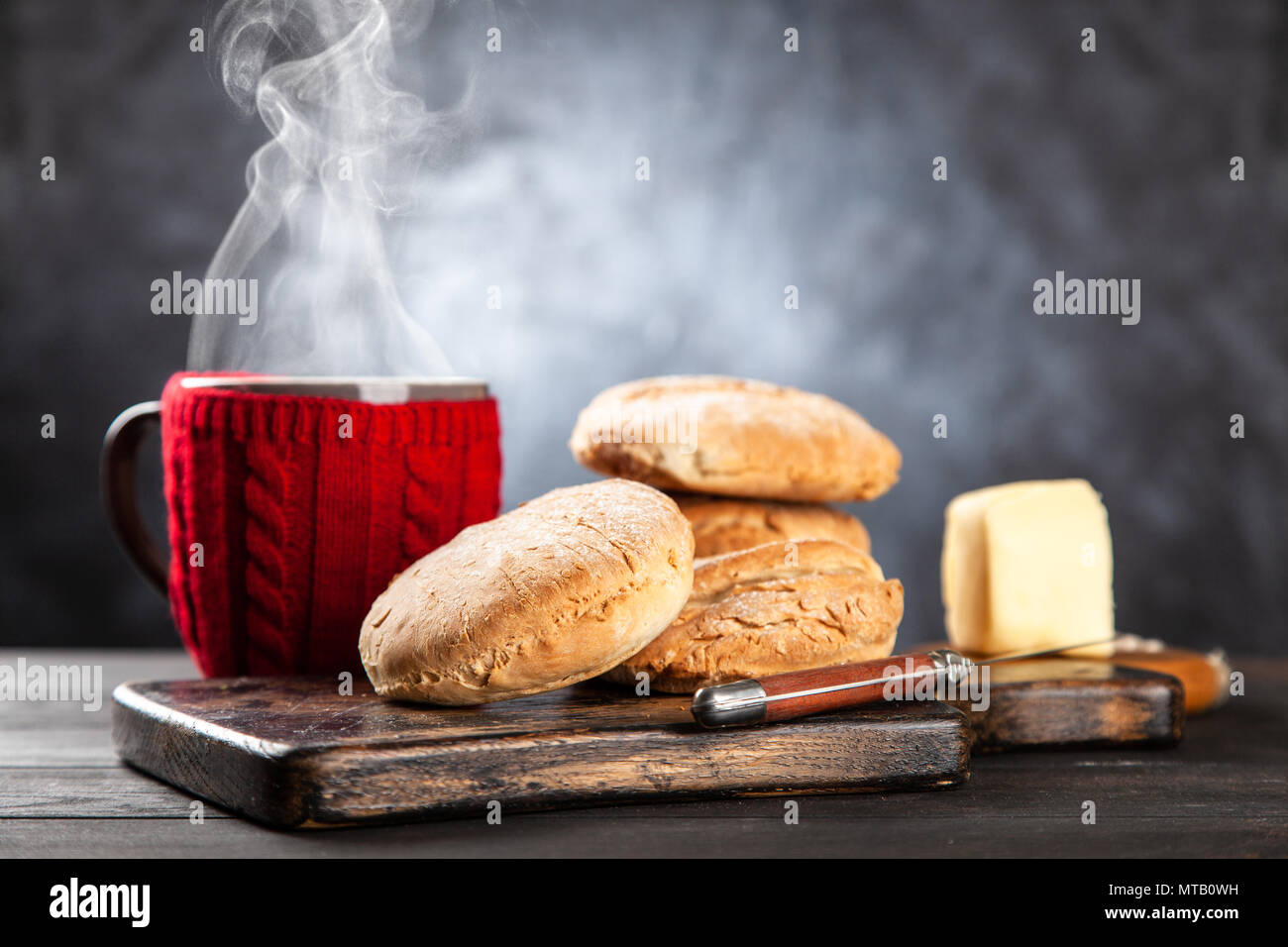 Hausgemachten Brötchen auf dunklem Hintergrund Stockfoto