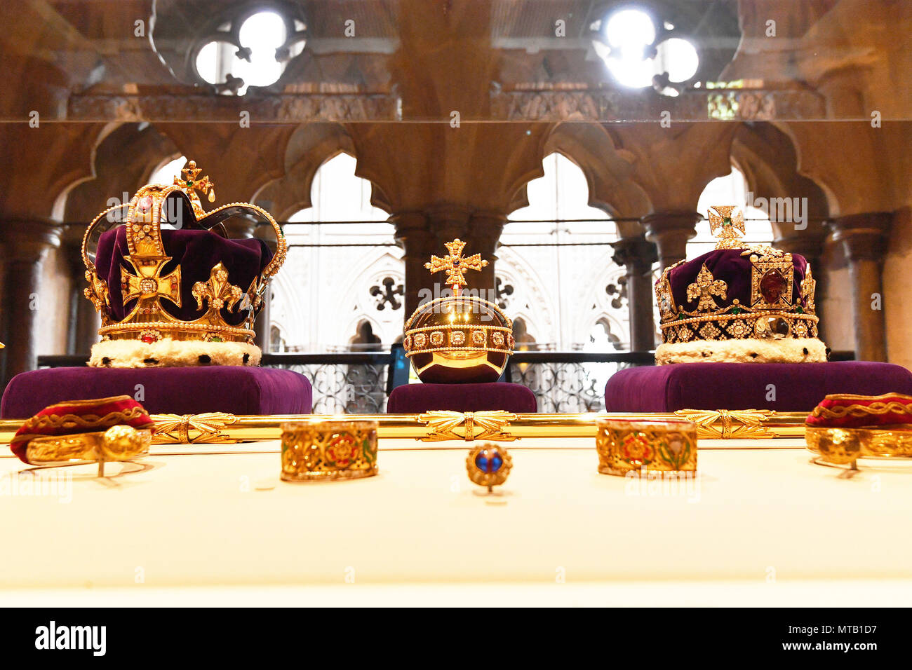 Repliken von (nach rechts) St Edwards Krone, Reichsapfel mit Kreuz und Imperial State Crown während der Vorschau für die Öffnung der Queen's Diamond Jubilee Galerien am Westminster Abbey, London. Stockfoto
