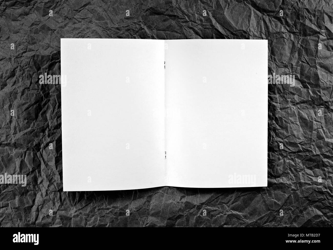 Leere geöffnet Broschüre Grau zerknittert Papier Hintergrund Stockfoto