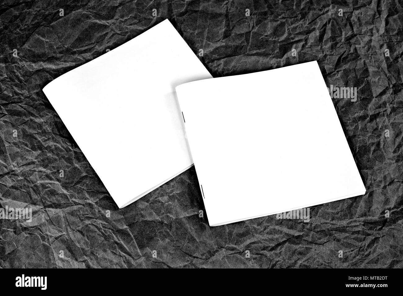 Leer geschlossen Broschüren Grau zerknittert Papier Hintergrund Stockfoto