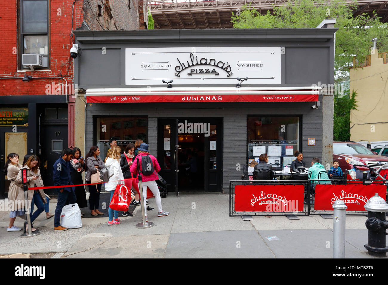 Juliana's Pizza, 19 Old Fulton St., Brooklyn, NY. aussen Verkaufsplattform für eine Pizzeria in die Fulton Fähre entfernt. Stockfoto
