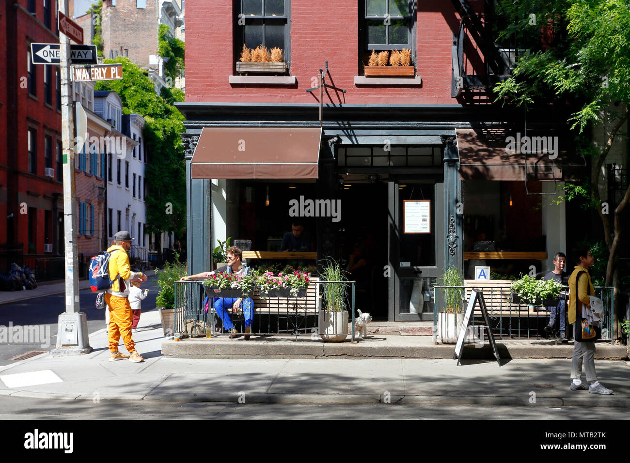 Joe Kaffee, 141 Waverly Pl, New York, NY. aussen Verkaufsplattform für einen Coffee Shop und Straßencafé in der Nähe von Greenwich Village in Manhattan. Stockfoto