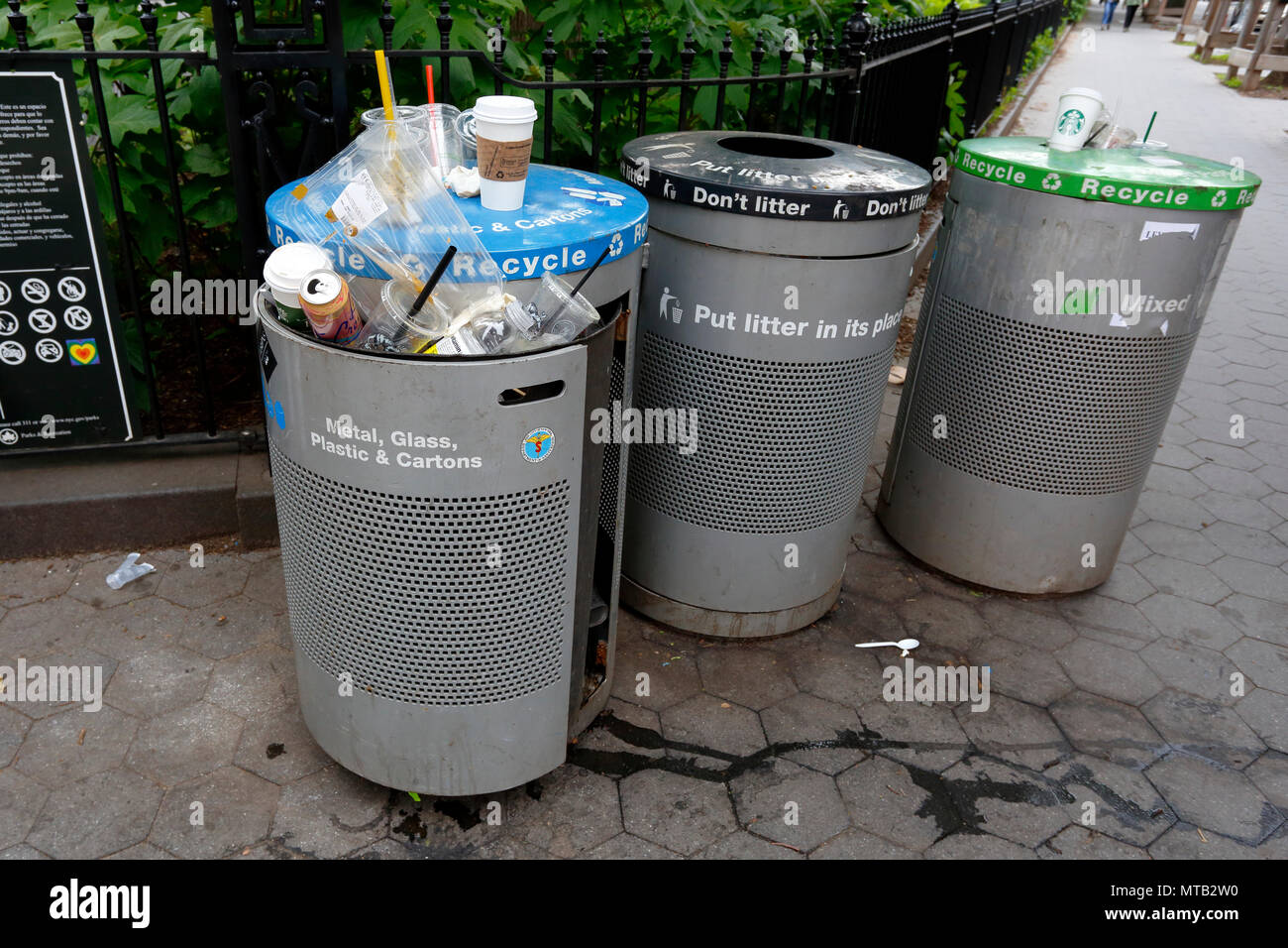 Müll und gemischte Wertstoffe werden in New York City in den falsch farbcodierten Papierkorb gelegt Stockfoto