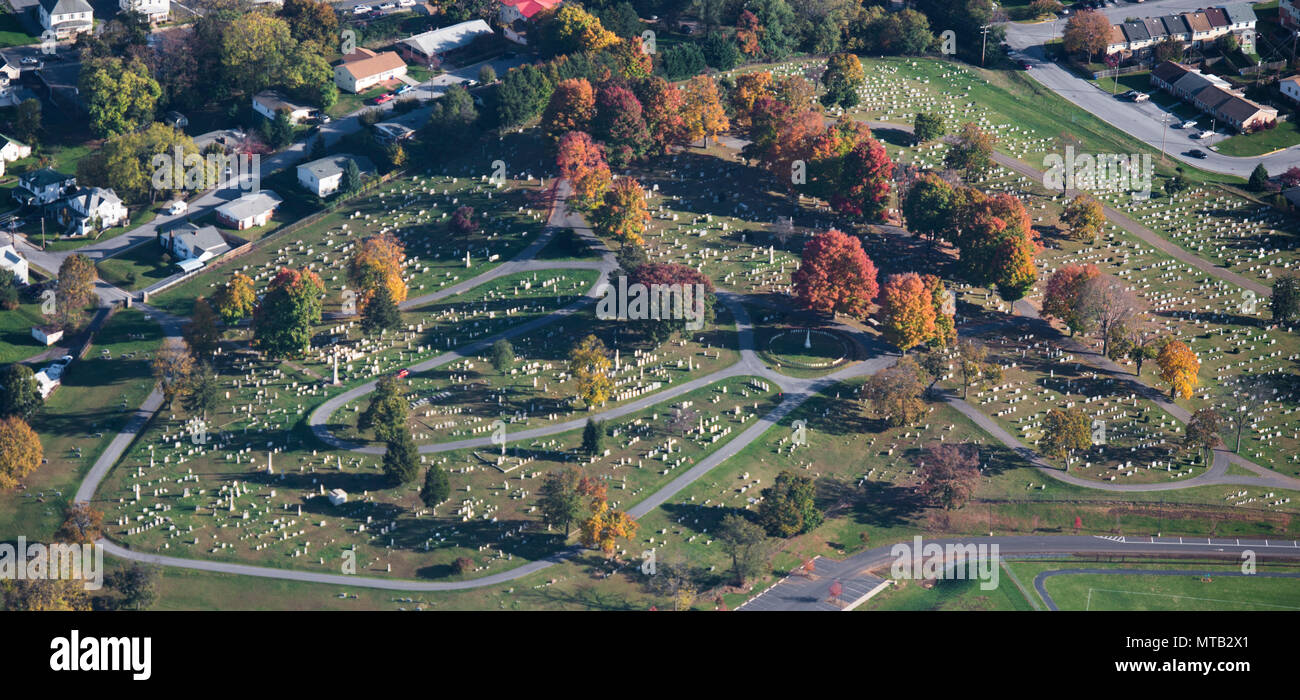 Antenne Flug über einen Friedhof in der Nähe von Fort Royal, Virginia. Farben des Herbstes und Grabsteine sind von einem 150 Aerobat gesehen. Stockfoto