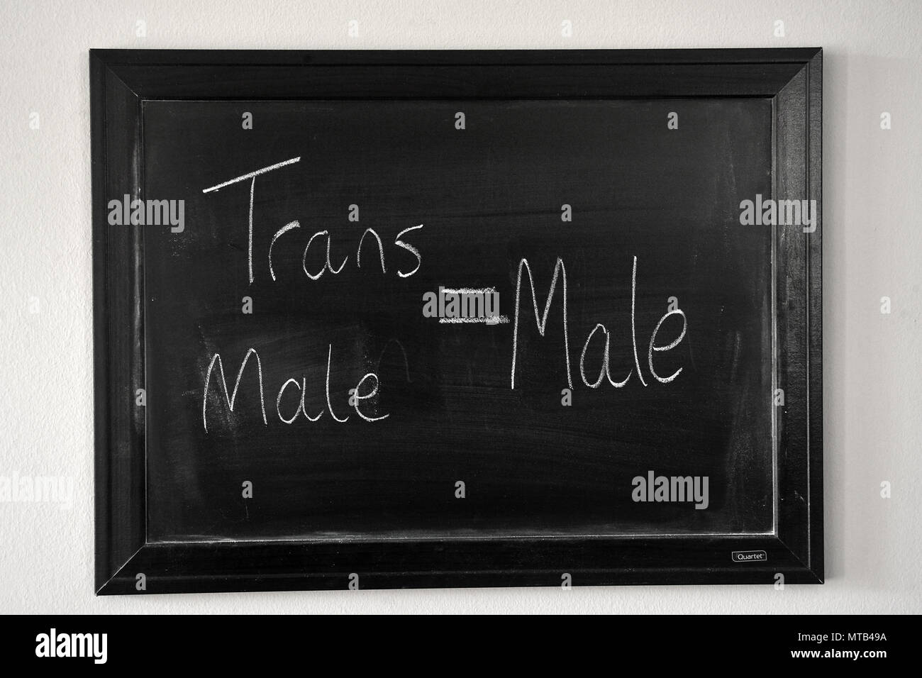 Trans Mann = Mann in eine weiße Kreide auf einer Tafel an der Wand geschrieben montiert Stockfoto