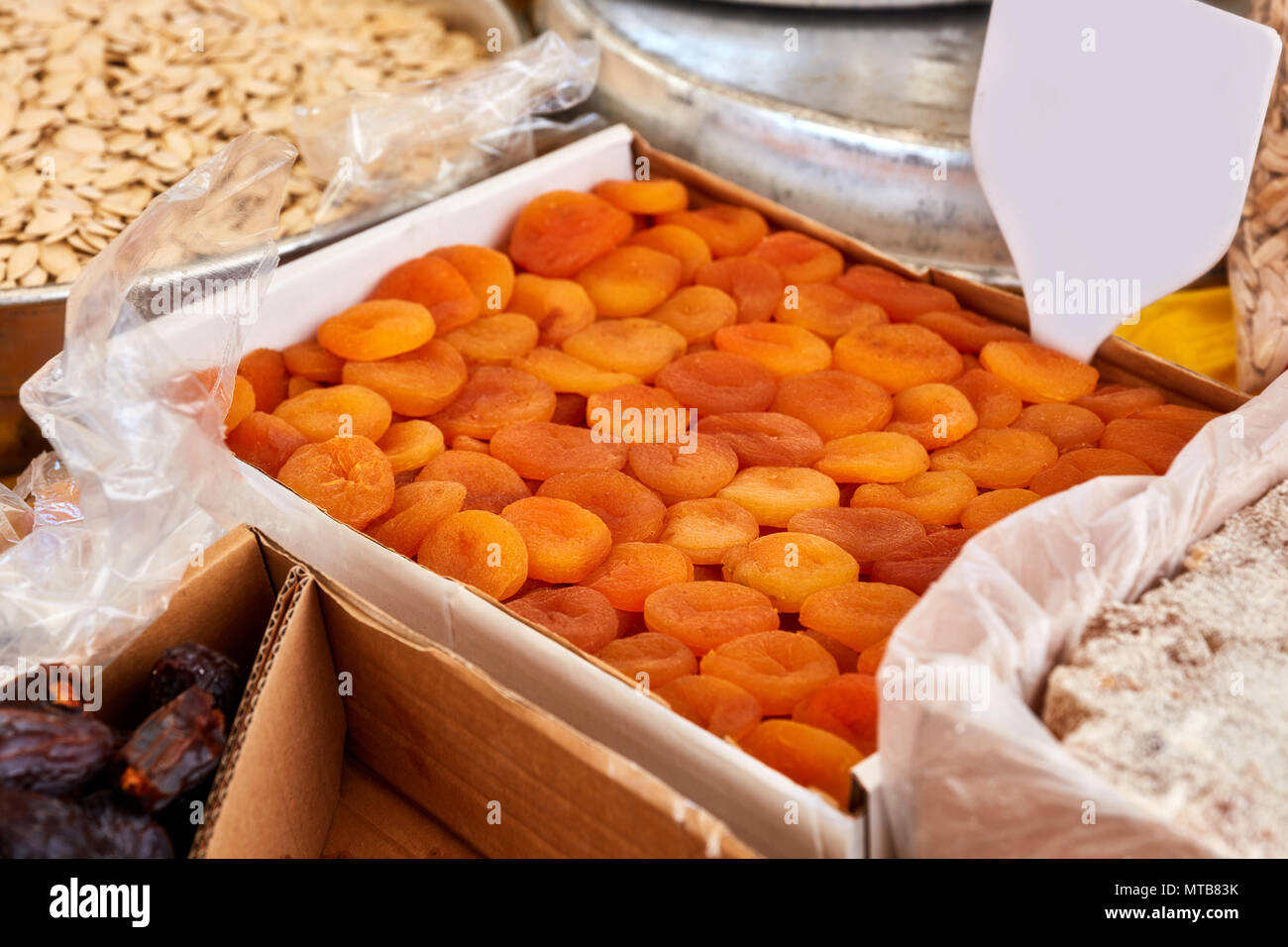 Stapel der getrocknete Aprikosen mit leeren Preis in einem authentischen Basar Stockfoto