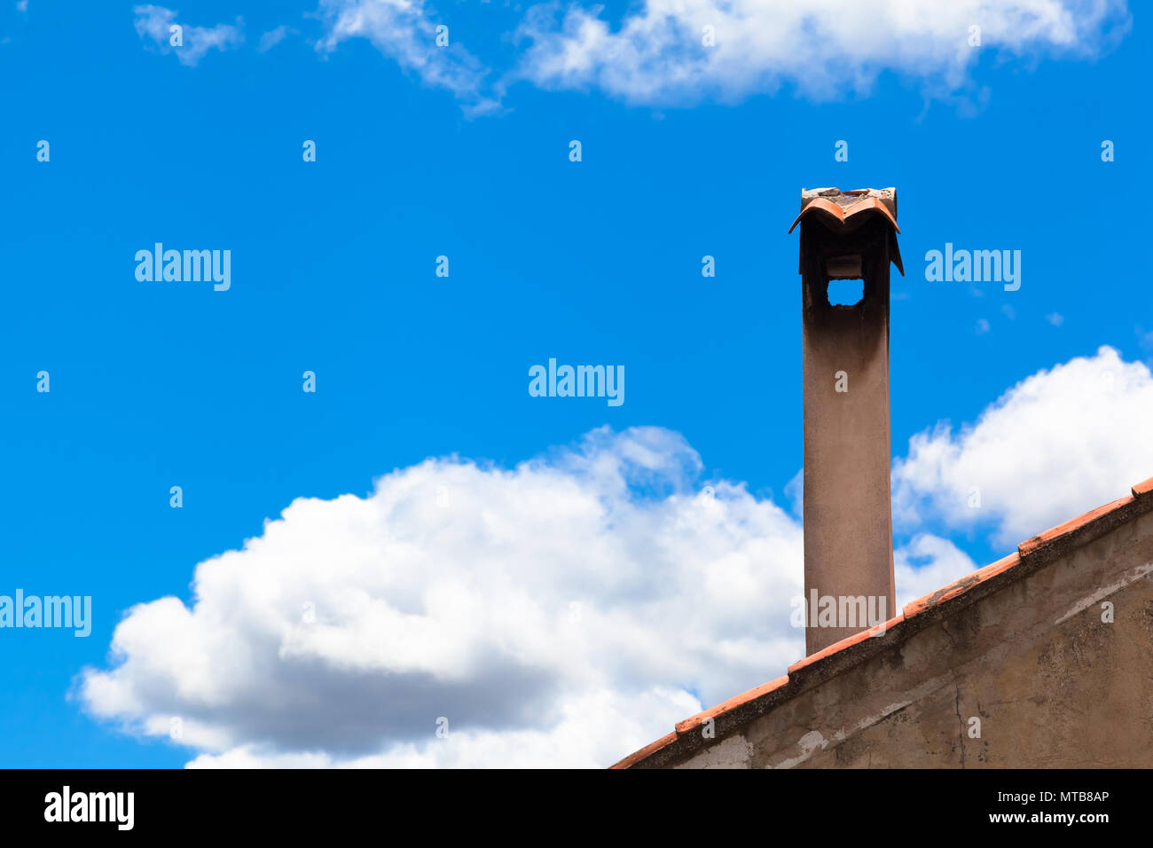 Detail des alten Dach mit Schindeln und nostalgische Schornstein vor blauer Himmel, weiße Wolken (Kopie) Stockfoto